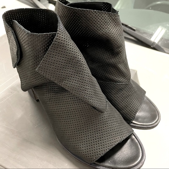 LD TUTTLE The Bow Sandals - Picture 6 of 10